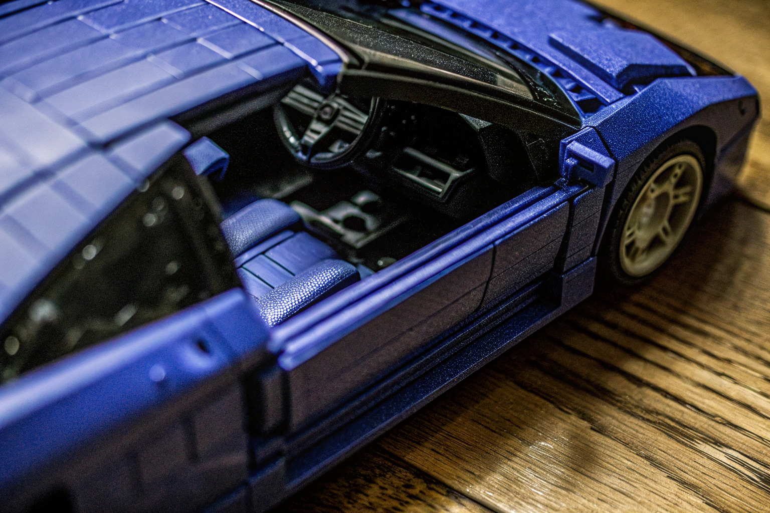 Ein LEGO Technic Koenigsegg Jesko Absolut Modell mit geöffneter Tür und sichtbaren Details des Motors. LEGO Technic Koenigsegg Jesko Absolut Modell