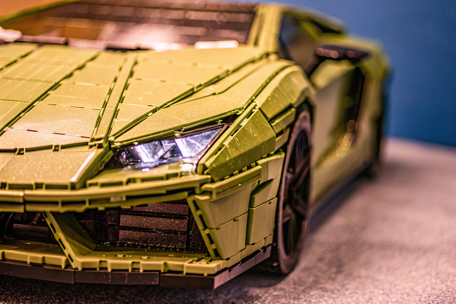 Ein LEGO Technic Lamborghini Huracán Tecnica Modell, das präzise Details und ein realistisches Design zeigt. LEGO Technic Lamborghini Huracán Tecnica Modell
