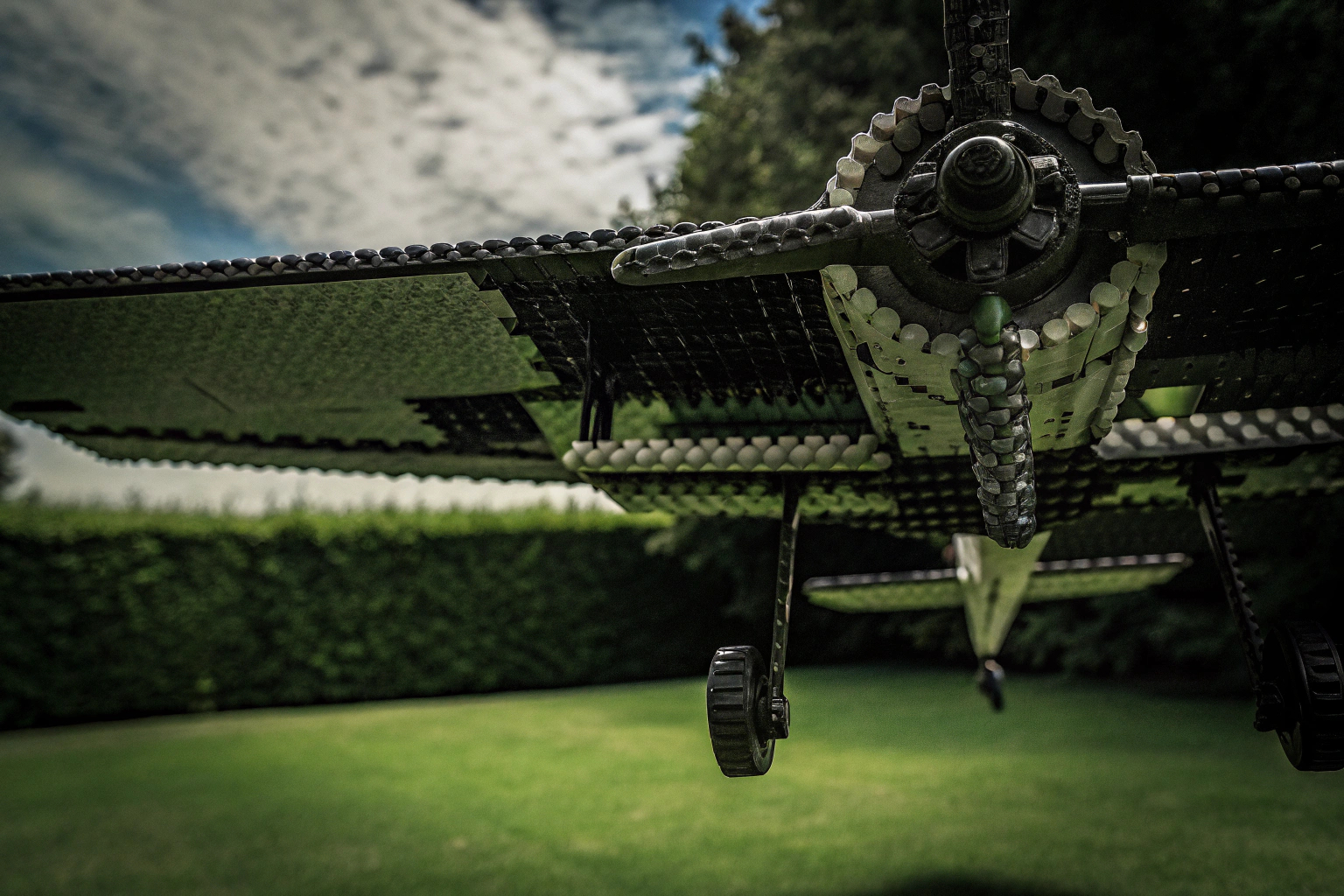 Ein LEGO Technic Propellerflugzeug, das durch die Lüfte gleitet. LEGO Technic Propellerflugzeug
