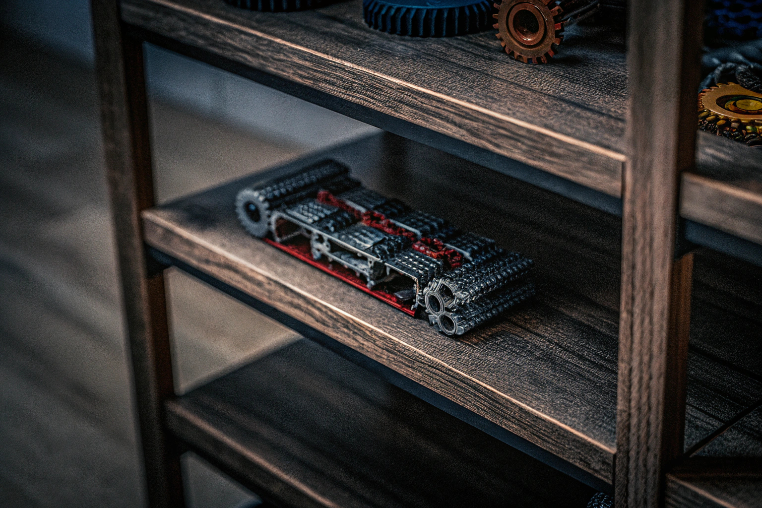 Ein LEGO Technic Set, das auf einem Regal ausgestellt ist und seine beeindruckenden Details zeigt. Ausgestelltes LEGO Technic Set