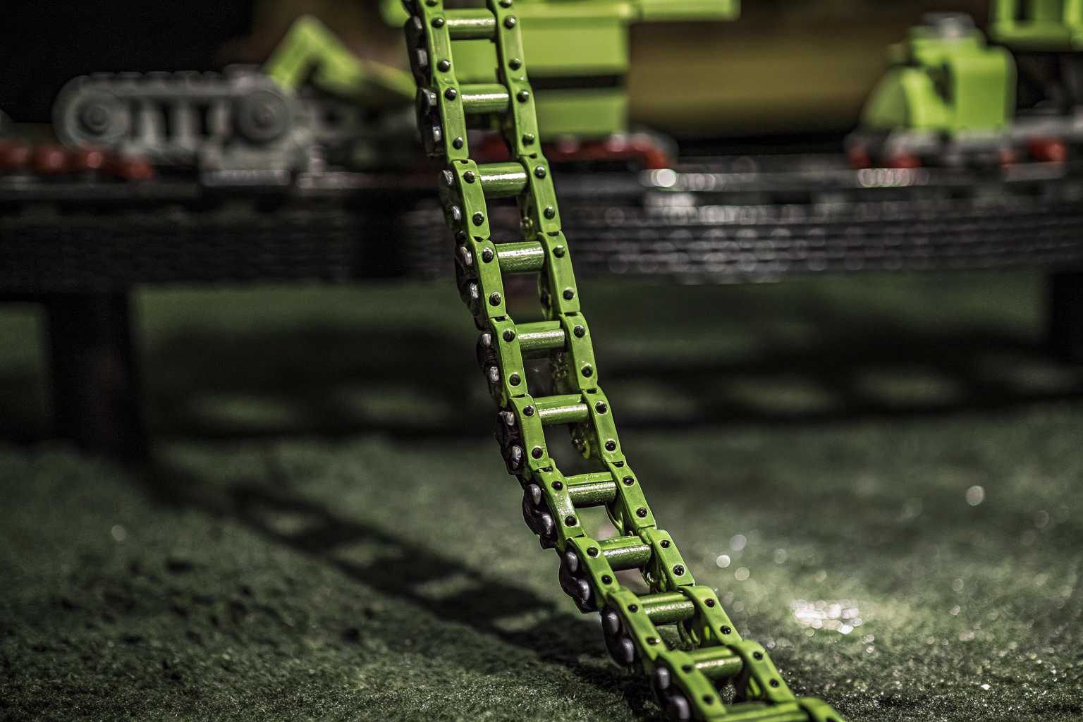 Ein LEGO-Technik-Modell mit Kettengliedern in Bewegung. LEGO Technik Modell mit Kettengliedern