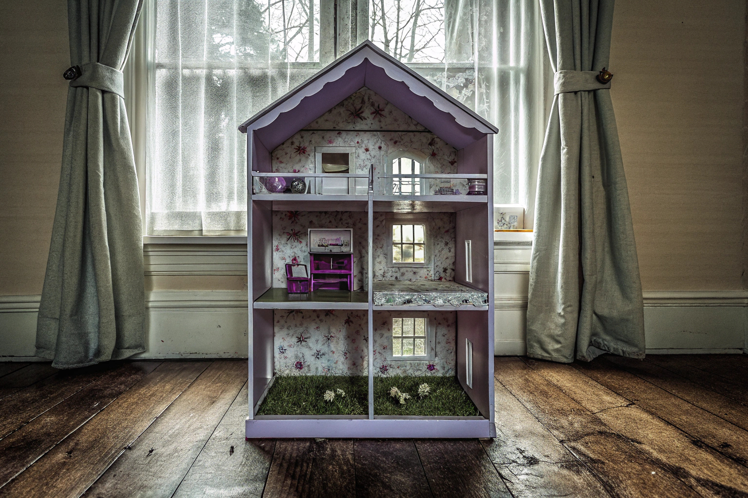 Ein lila Puppenhaus mit mehreren Etagen und verschiedenen Themenzimmern. Lila Puppenhaus für Mädchen