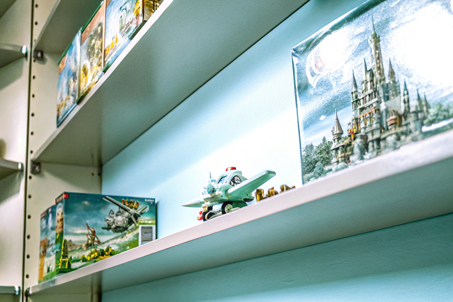 Ein Regal voller verschiedener Lego-Sets mit Themen wie Star Wars und Harry Potter. Regal mit Lego-Sets