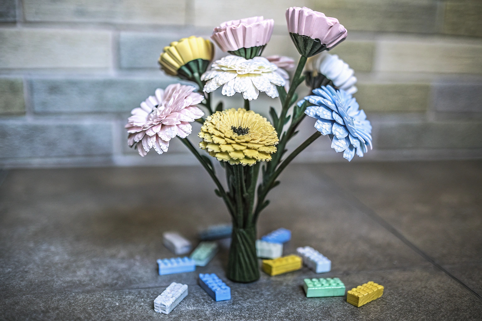 Ein wunderschöner LEGO Blumenstrauß aus verschiedenen Pflanzen und Blüten, der niemals verwelkt. LEGO Blumenstrauß