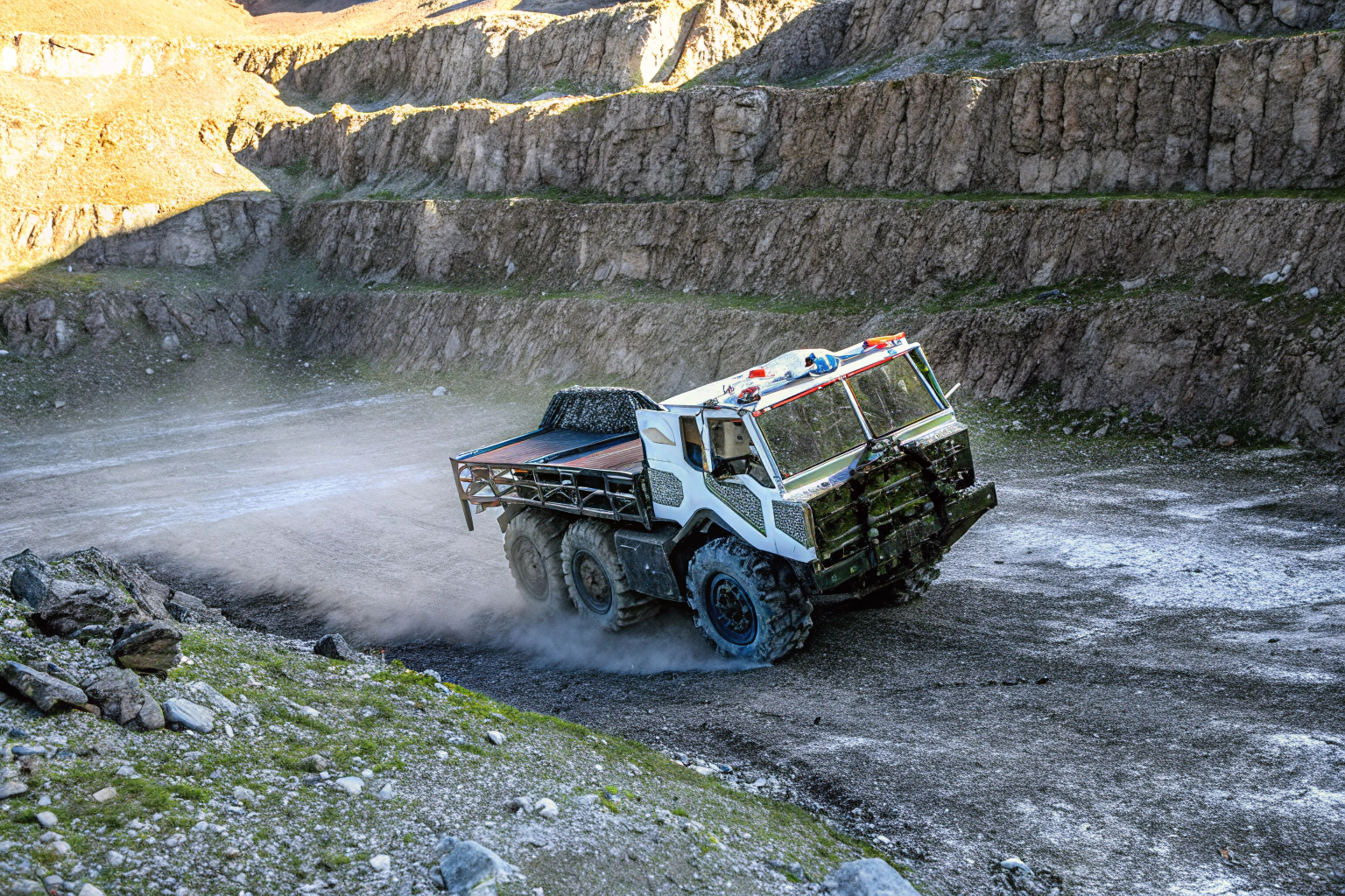 Ein zusammengebauter KOSMOS Future Cell-Truck, der durch raues Gelände fährt. KOSMOS Future Cell-Truck im Einsatz