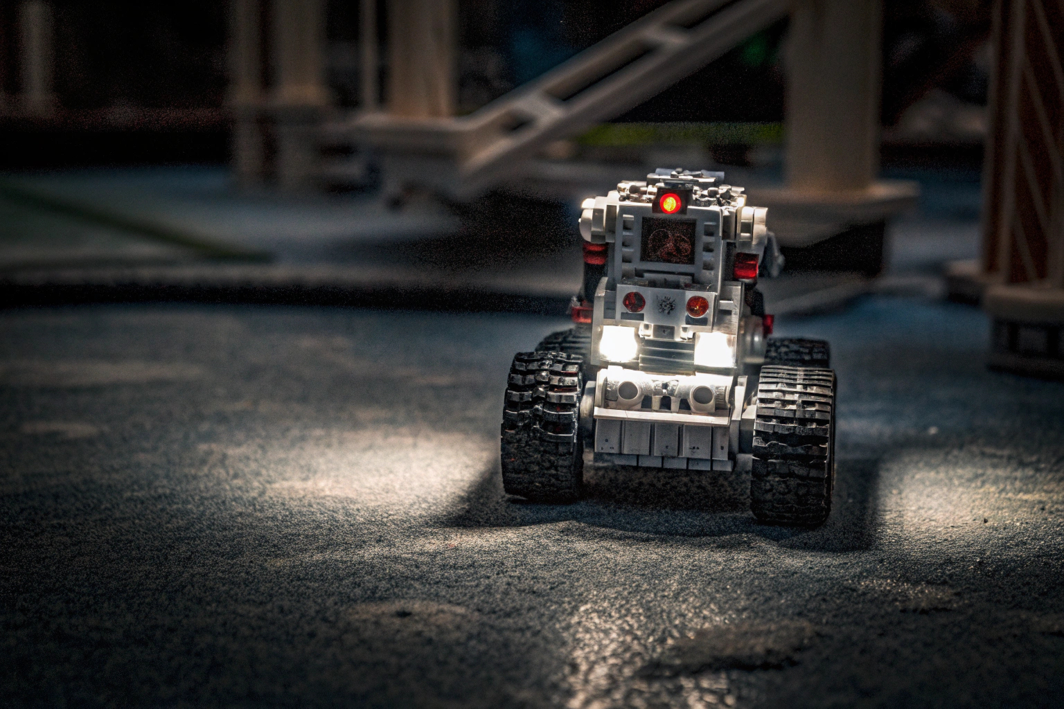 Eine Detailaufnahme eines Lego Mindstorms Roboters in Aktion, der eine Aufgabe ausführt. Lego Mindstorms Roboter in Aktion