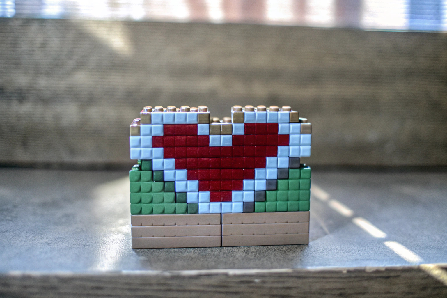 Eine detailreiche Aufnahme des LEGO Art Love Sets, das die ikonische LOVE Skulptur darstellt. LEGO Art Love Skulptur