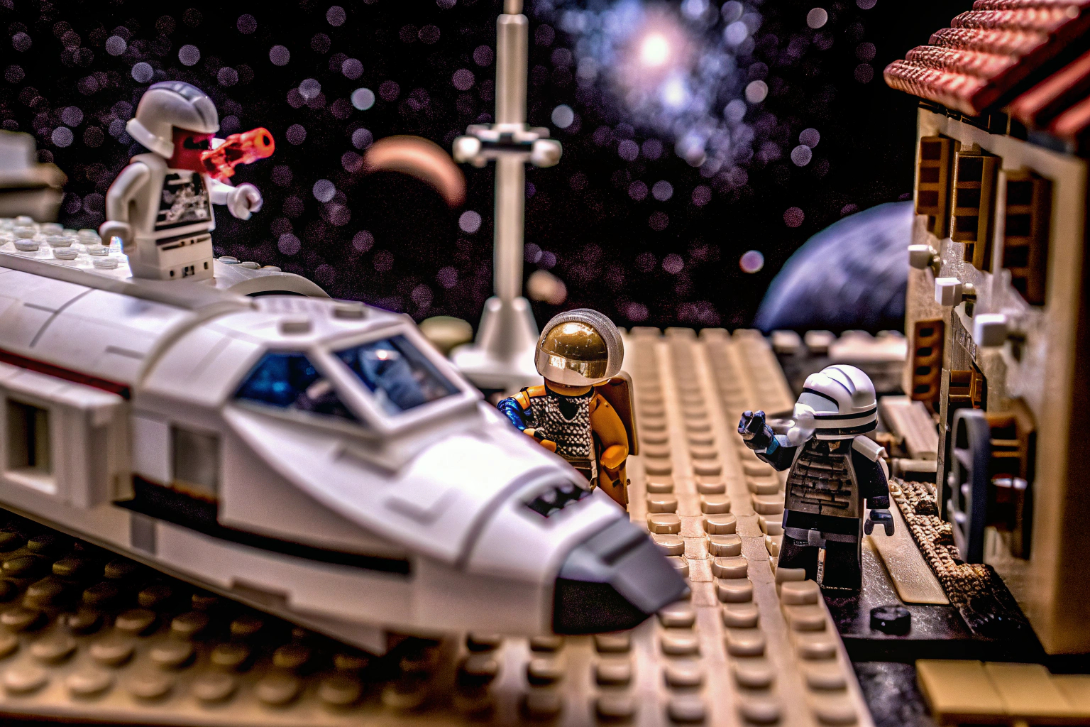 Eine detailreiche LEGO City Raumschiff-Szene mit Minifiguren im Weltall. LEGO City Raumschiff im Weltraum