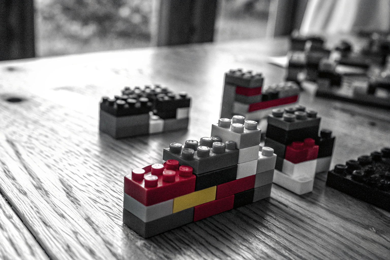 Eine farbenfrohe LEGO-Sammlung aus verschiedenen Sets, die auf einem Tisch ausgebreitet sind. Verschiedene LEGO-Sets auf einem Tisch