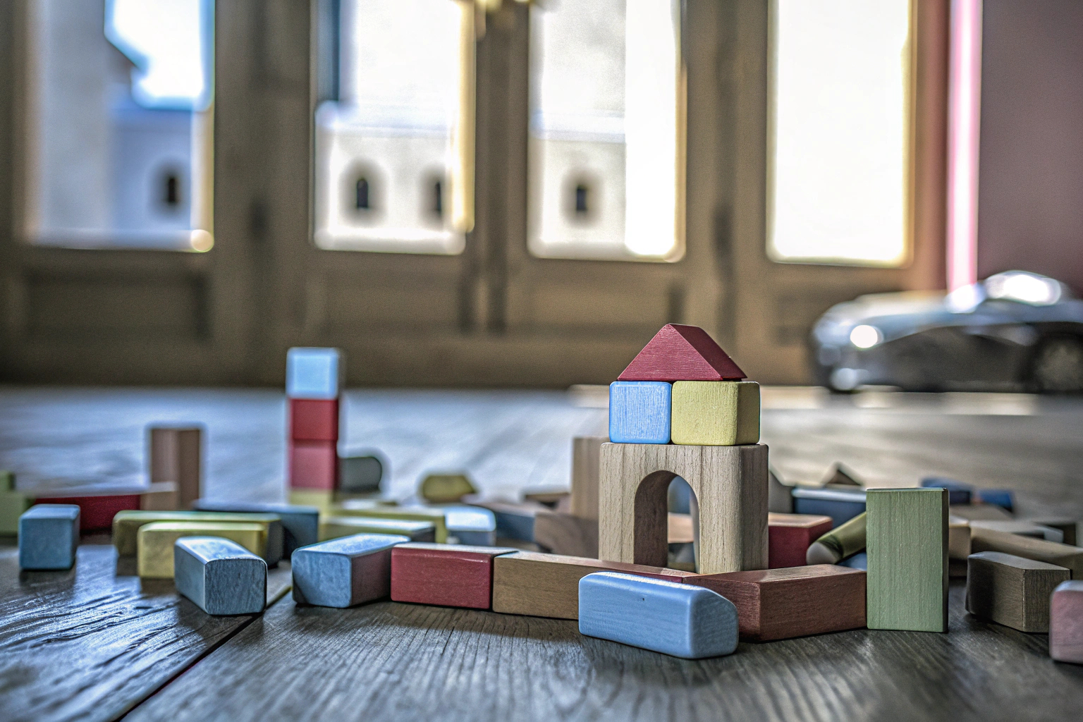 Eine farbenfrohe Szene mit Kindern, die mit bunten Holzbausteinen spielen. Kinder spielen mit bunten Holzbausteinen