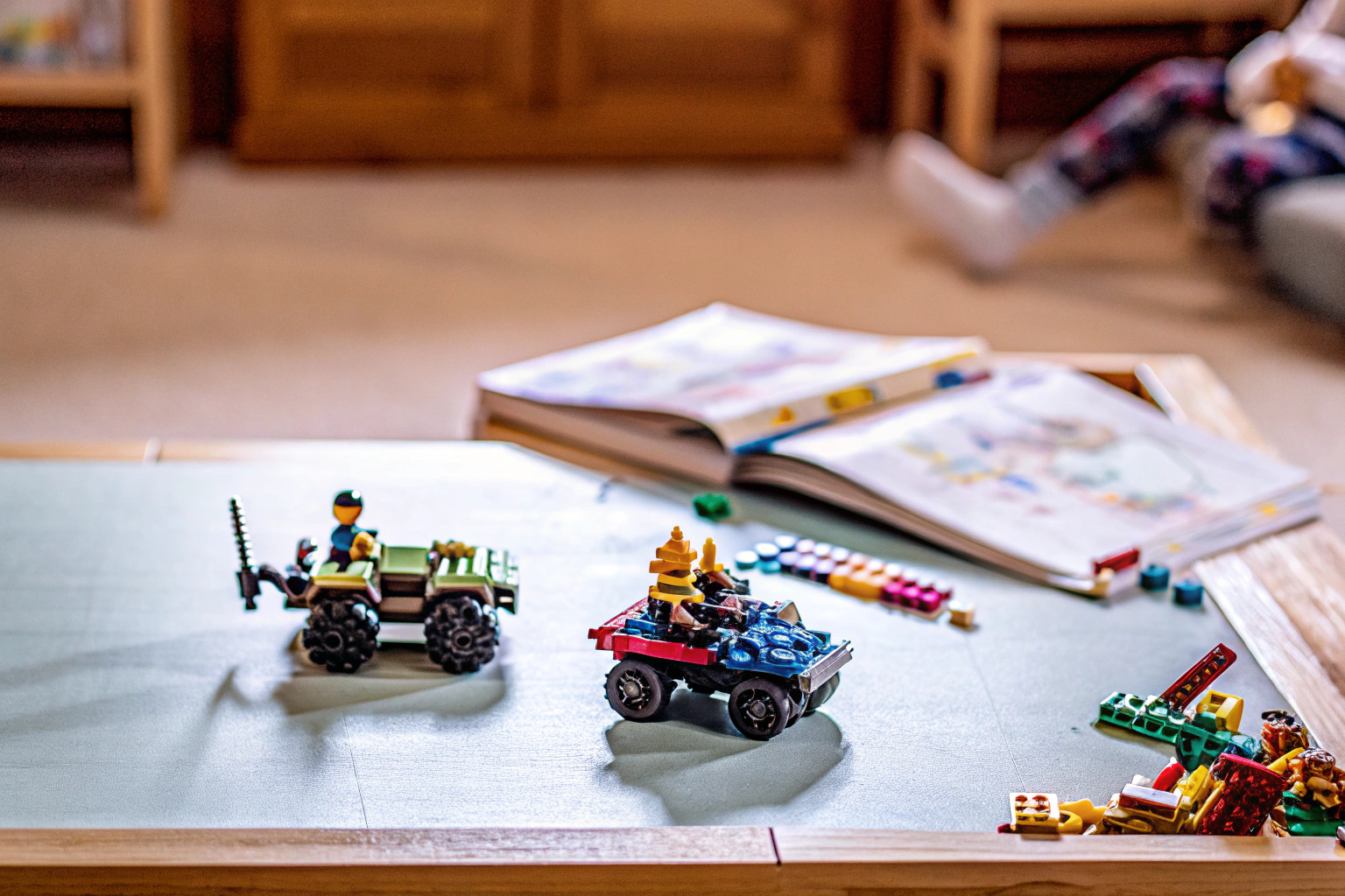 Eine Gruppe von Kindern, die gemeinsam an einem LEGO NINJAGO Set bauen, das aus mehreren Fahrzeugen besteht und viel Raum für Teamarbeit bietet. Kinder bauen LEGO NINJAGO Fahrzeuge