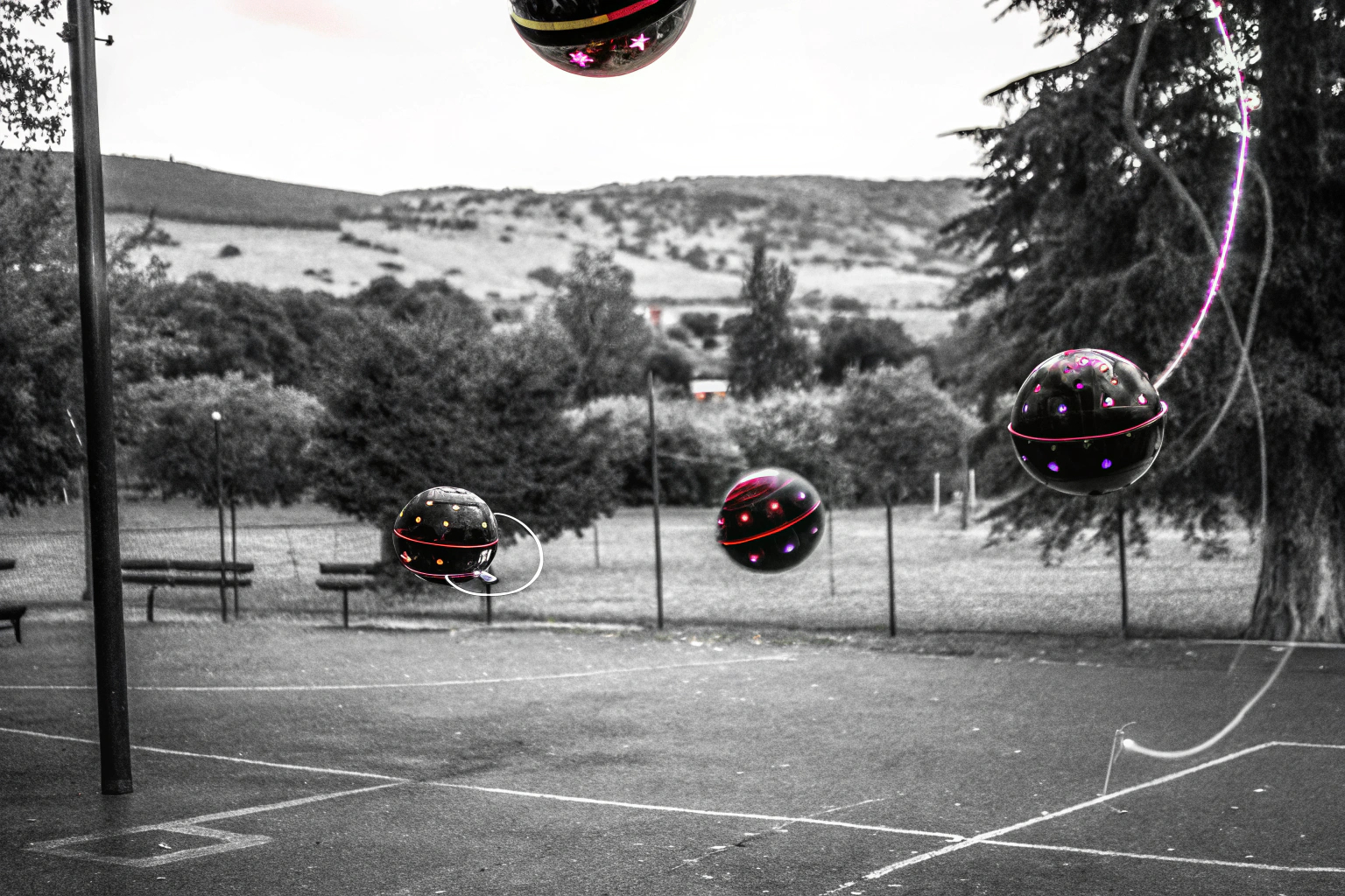 Eine Gruppe von Kindern, die mit dem fliegenden Ball von semai spielen, während sie lachen und Spaß haben. Kinder spielen mit dem LED-Fliegenden Ball