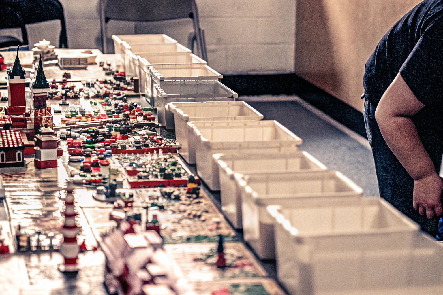 Eine Gruppe von LEGO-Fans, die an einem großen Bauprojekt arbeiten LEGO Bauprojekt
