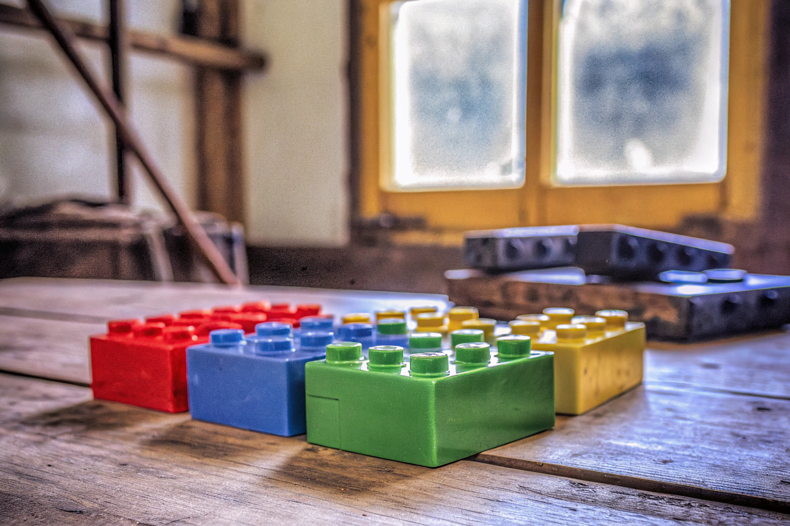 Eine historische Aufnahme der ersten LEGO-Steine, die 1949 produziert wurden. Erste LEGO-Steine von 1949
