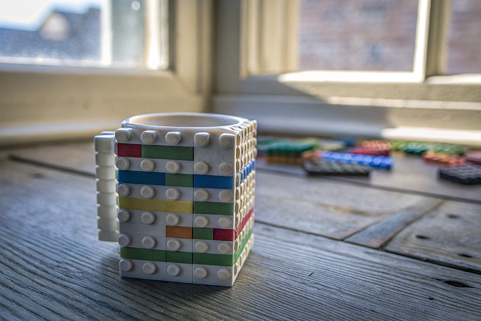 Eine kreative LEGO Tasse, die individuell gestaltet werden kann, mit Bausteinen verziert. LEGO Tasse