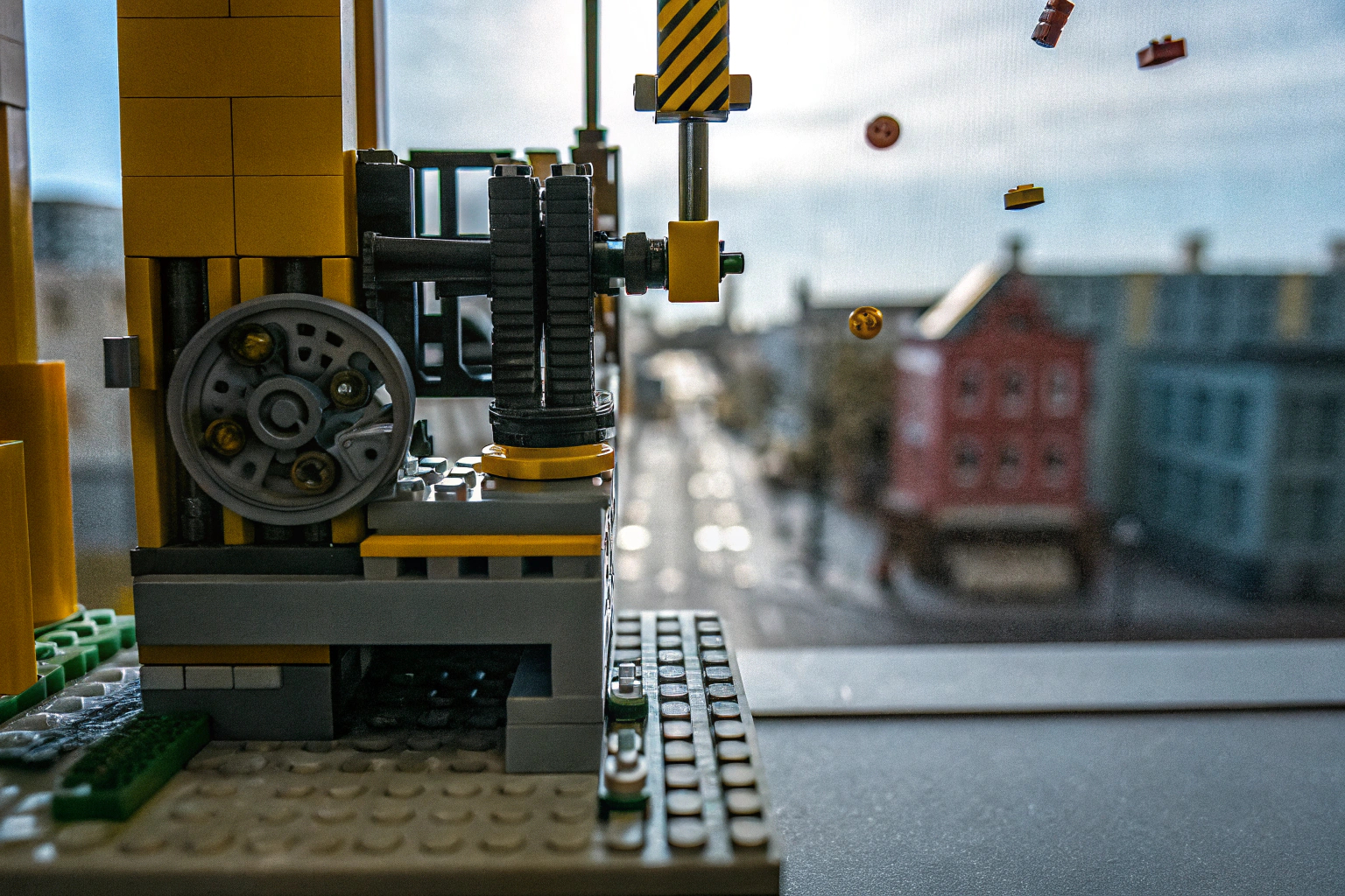 Eine LEGO-Maschine, die in Bewegung gezeigt wird. Bewegliche LEGO-Maschine