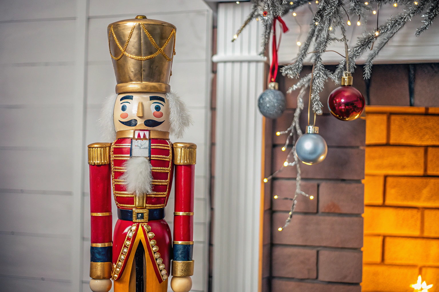 Eine LEGO Nussknacker-Figur, die als Teil einer weihnachtlichen Dekoration aufgestellt ist. LEGO Nussknacker als Weihnachtsdeko