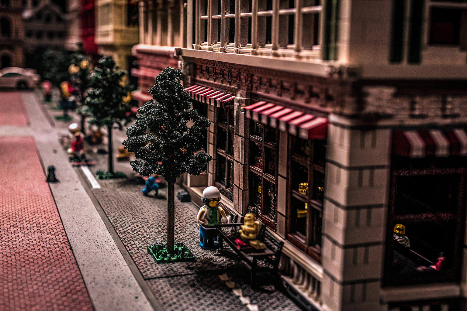 Eine LEGO-Stadt mit verschiedenen Gebäuden und Figuren. LEGO Stadt