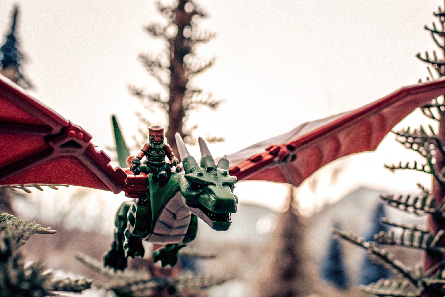 Eine Nahaufnahme von Lloyds grünem Walddrachen, der mit seinen beweglichen Flügeln und dem Sattel für Minifiguren beeindruckt. LEGO NINJAGO Lloyds grüner Walddrache Detailansicht