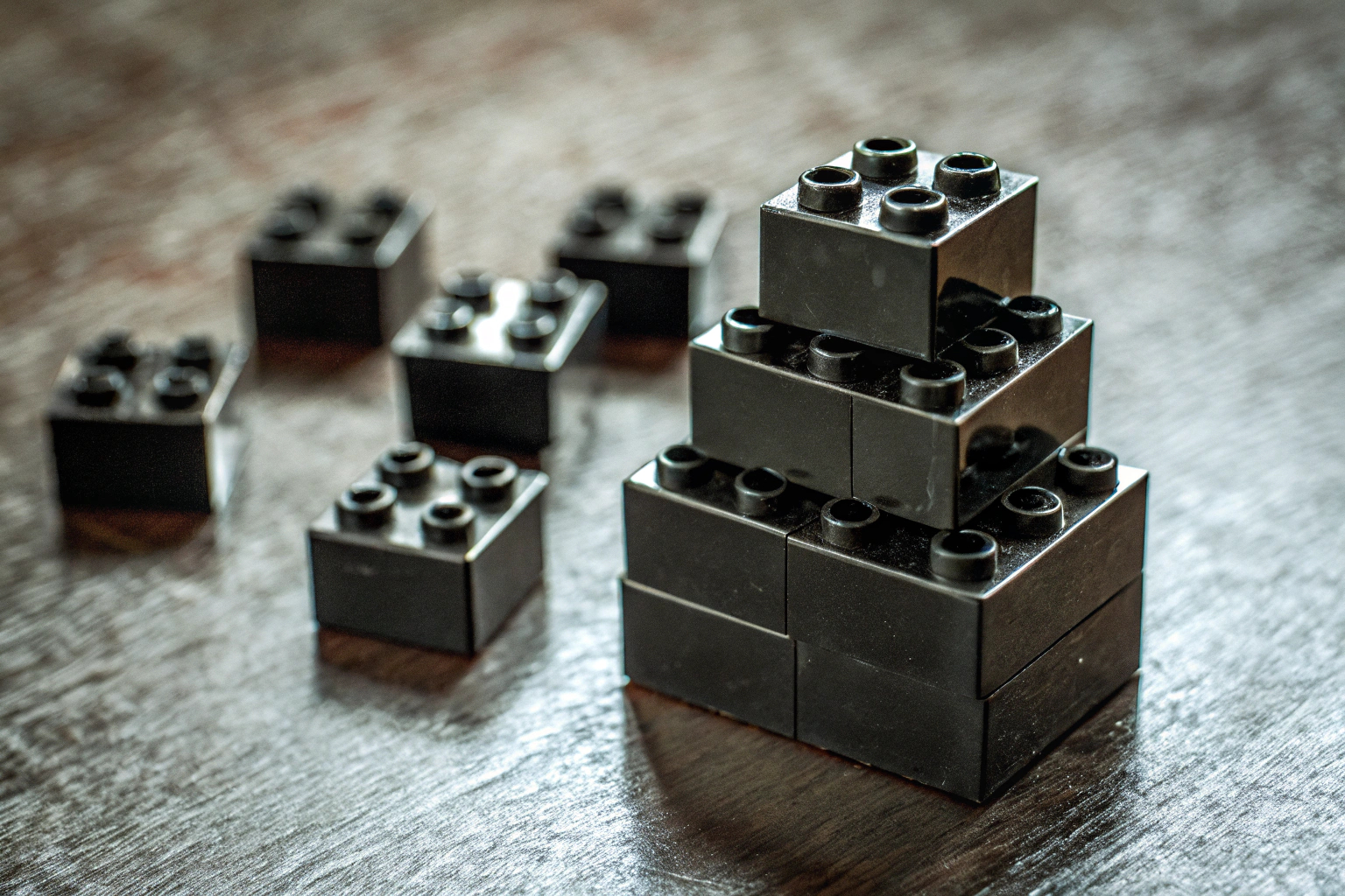 Eine Sammlung klassischer LEGO-Steine in Schwarz. LEGO Classic Steine