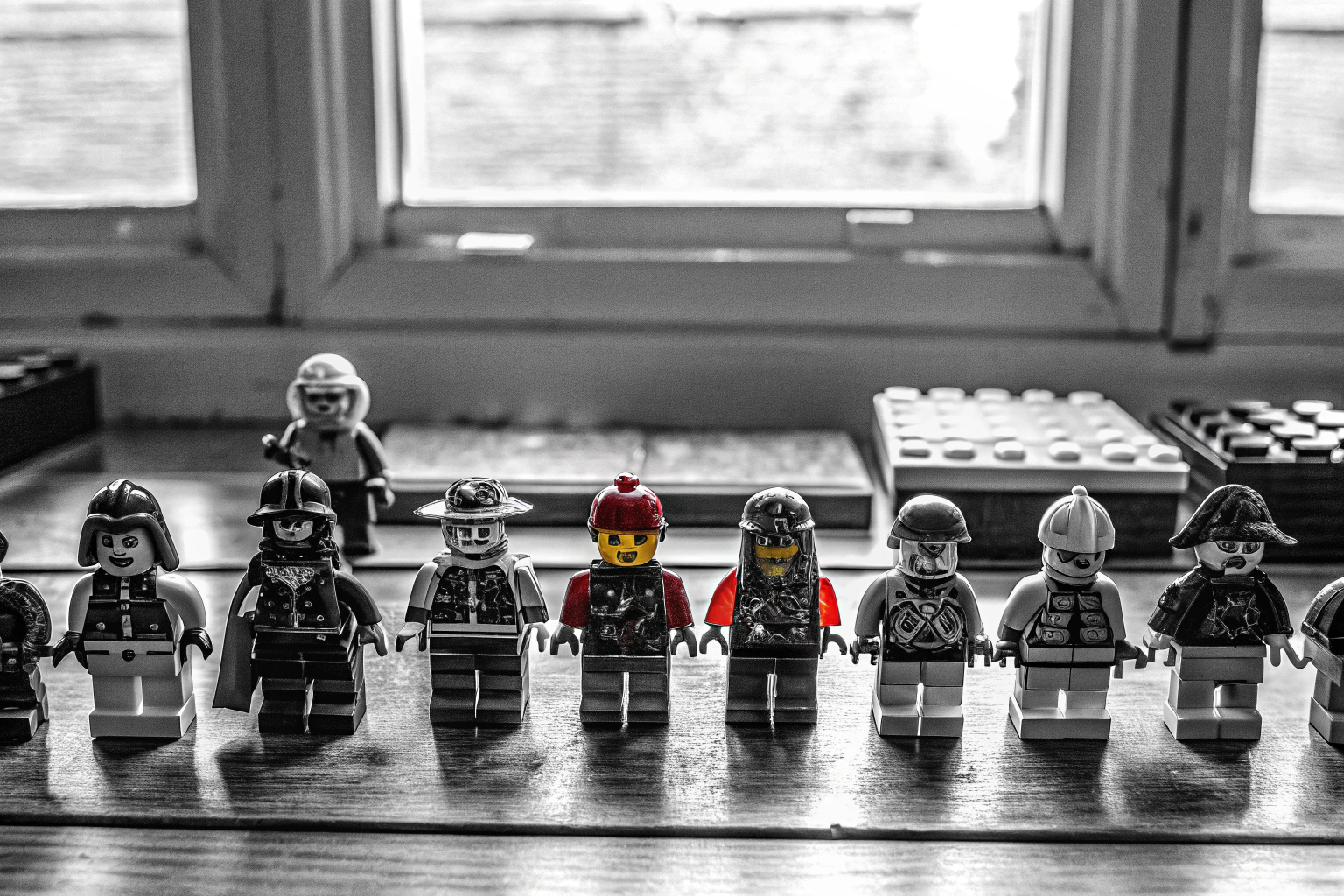 Eine Sammlung verschiedener LEGO Minifiguren, die auf einem Tisch ausgestellt sind. LEGO Minifiguren Sammlung