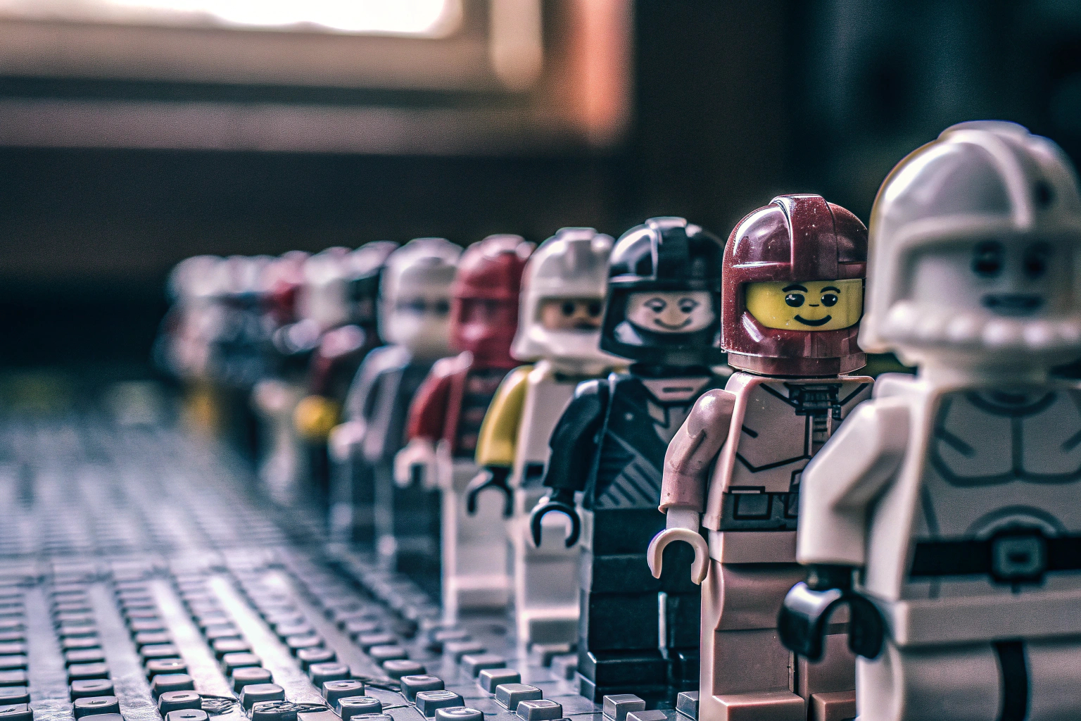 Eine Sammlung verschiedener Lego-Minifiguren, die in Reihen aufgestellt sind. Lego Minifiguren Sammlung