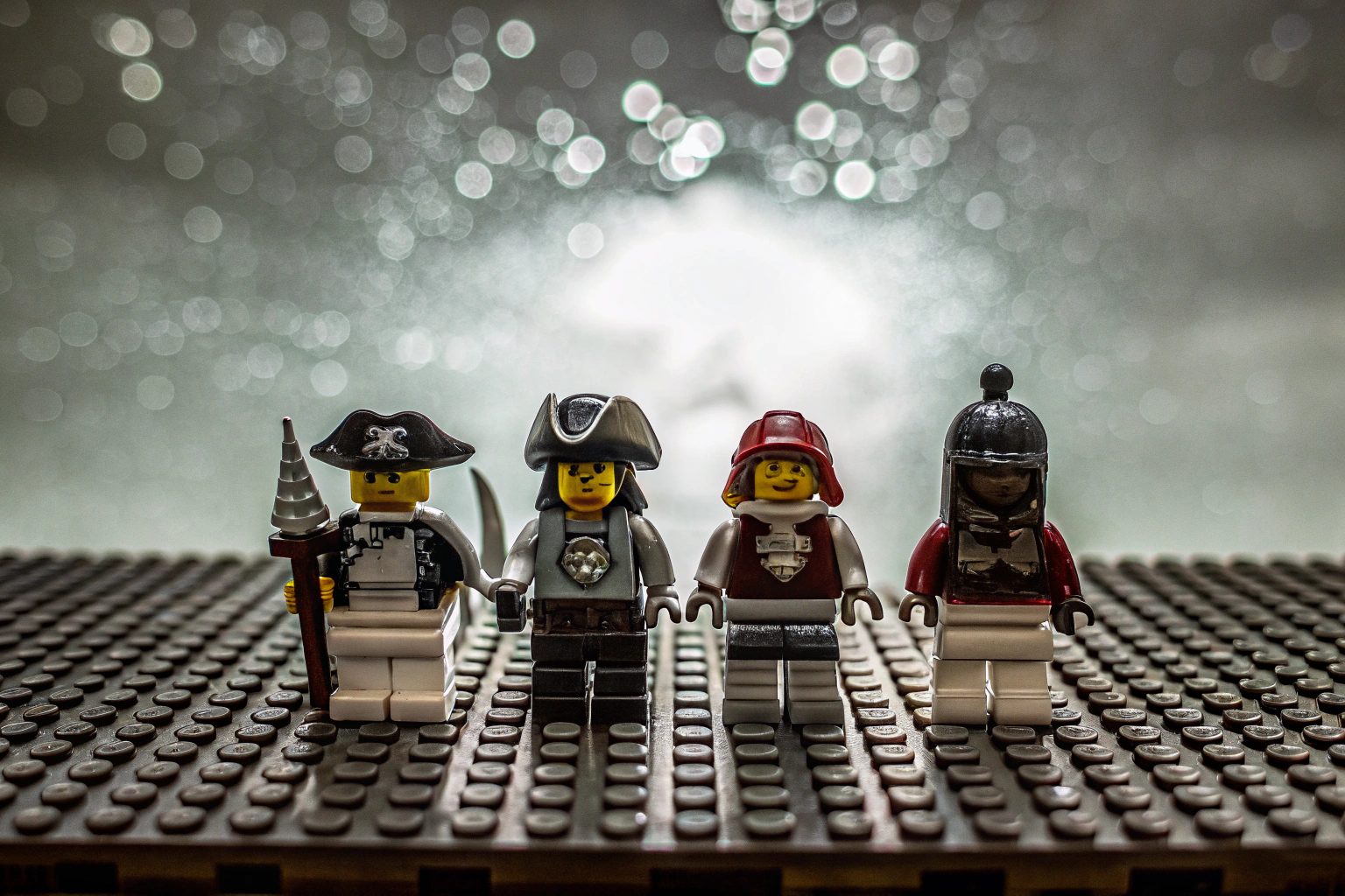 Eine Sammlung von LEGO-Minifiguren aus verschiedenen Themenwelten. LEGO-Minifiguren