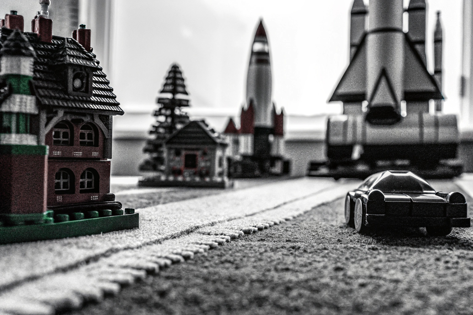 Eine Sammlung von verschiedenen LEGO Creator Modellen, die zusammen ausgestellt sind. LEGO Creator Modelle