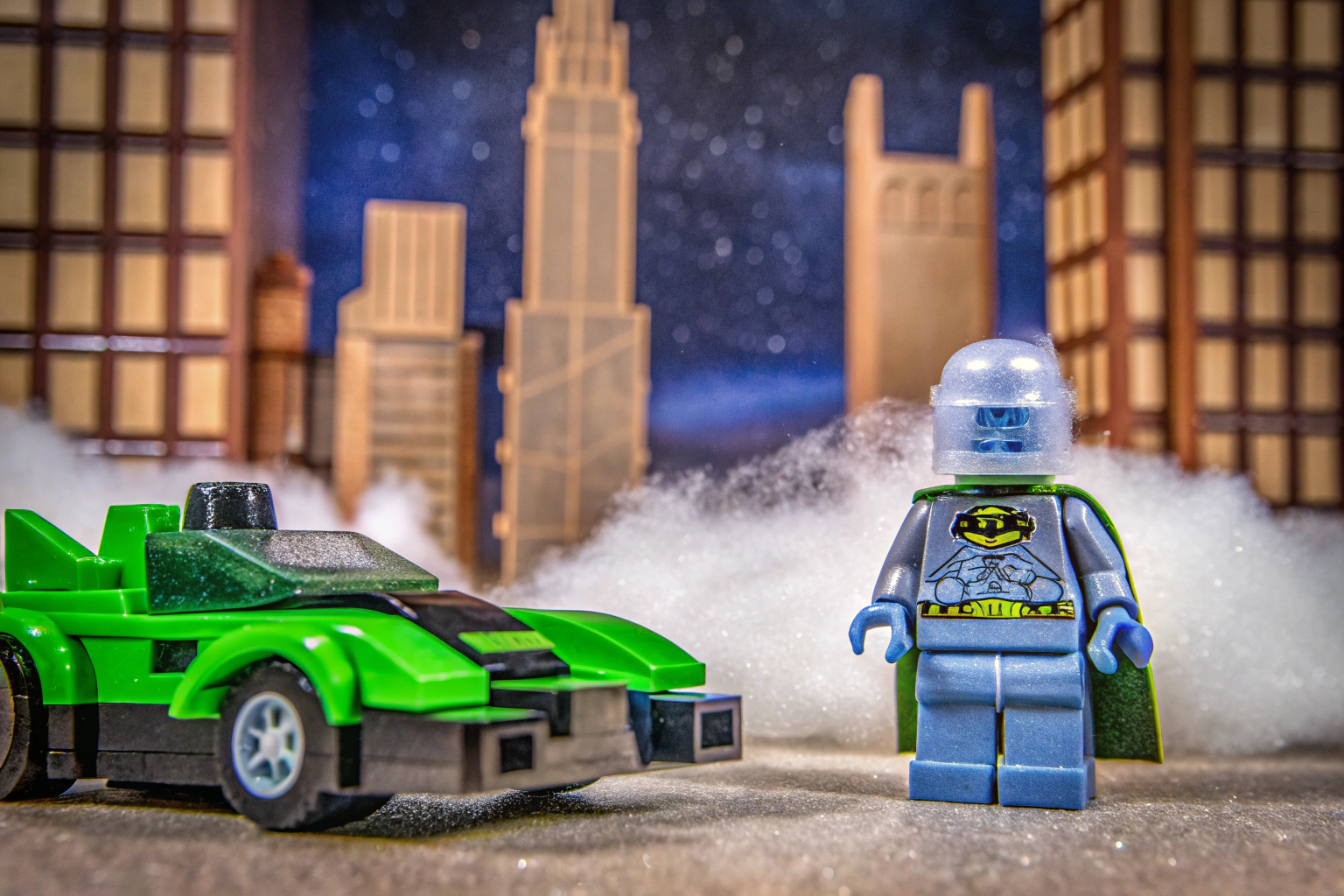 Eine spannende Szene aus dem LEGO DC Batman: Batman & Batmobil vs. Mr. Freeze Set, die die aufregenden Abenteuer in Gotham City zeigt. LEGO Batman & Batmobil vs. Mr. Freeze in Aktion