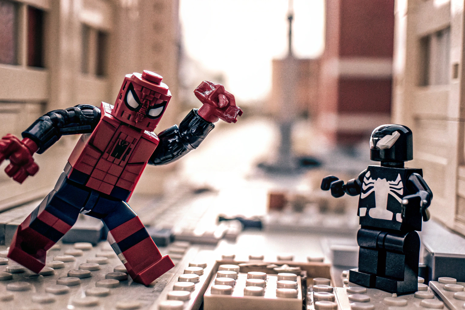 Eine spannende Szene mit dem LEGO Marvel Spider-Man Mech vs. Anti-Venom Set, die die Action und Vielseitigkeit des Spiels zeigt. LEGO Spider-Man Mech vs. Anti-Venom Set im Einsatz