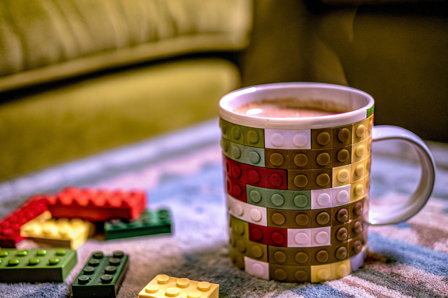 Eine Tasse Kaffee in der Lumsburry Build-on Bricks Tasse mit LEGO-Steinen dekoriert Lumsburry Build-on Bricks Tassen Becher