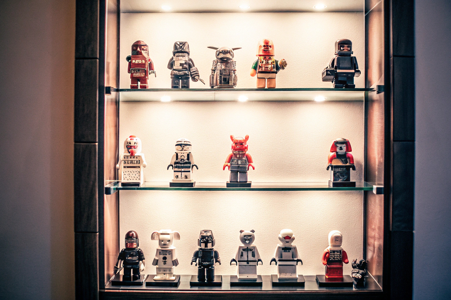 Eine Vitrine voller LEGO Minifiguren, die ordentlich ausgestellt sind. LEGO Minifiguren Vitrine