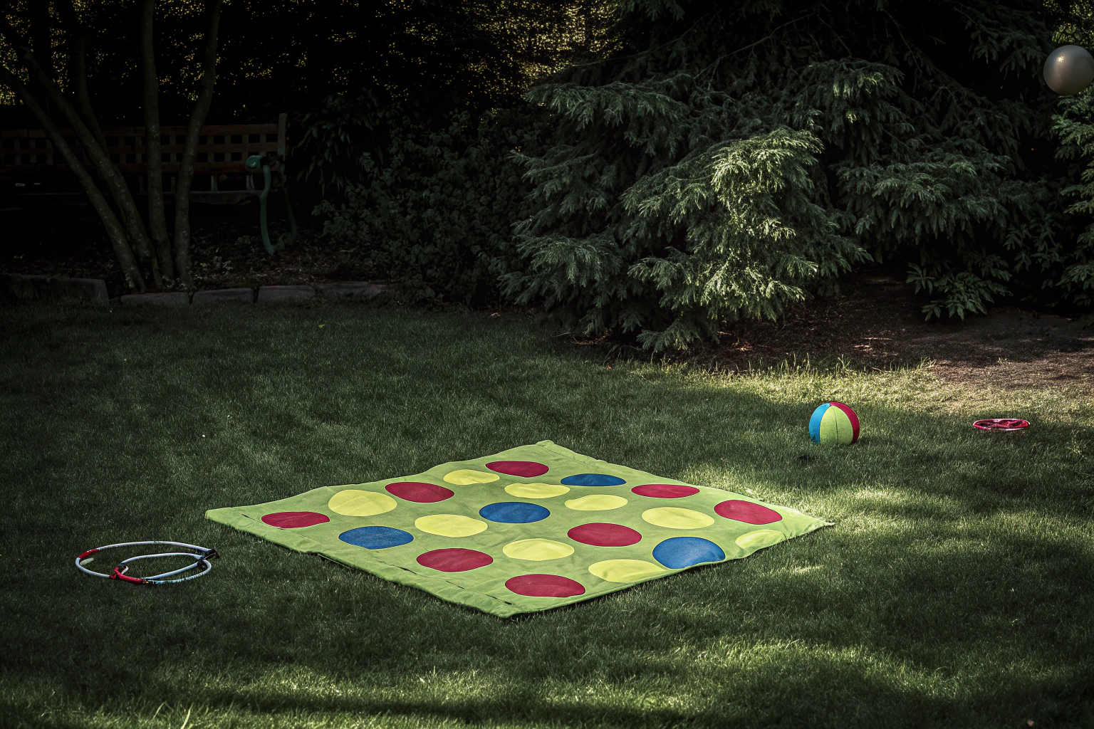 Familie spielt Twister im Garten und lacht gemeinsam. Familie spielt Twister