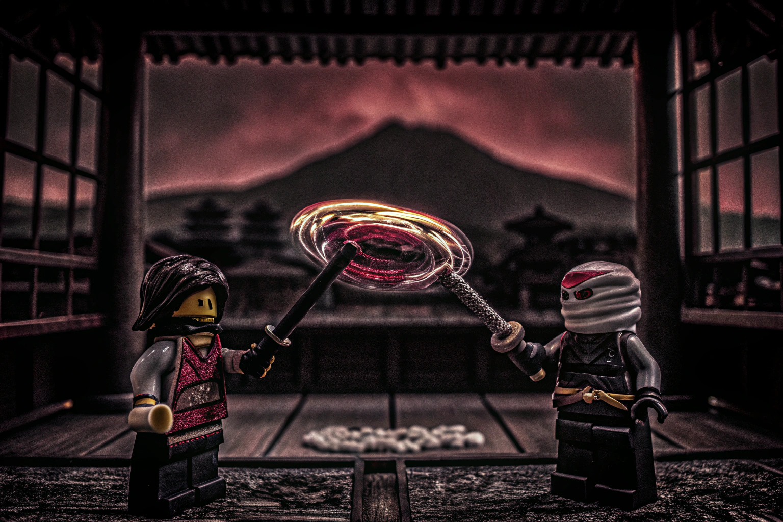 Kais Drachen-Spinjitzu-Spinner in voller Aktion, mit den Minifiguren im Duell. LEGO Ninjago Kais Drachen-Spinjitzu-Spinner im Spiel