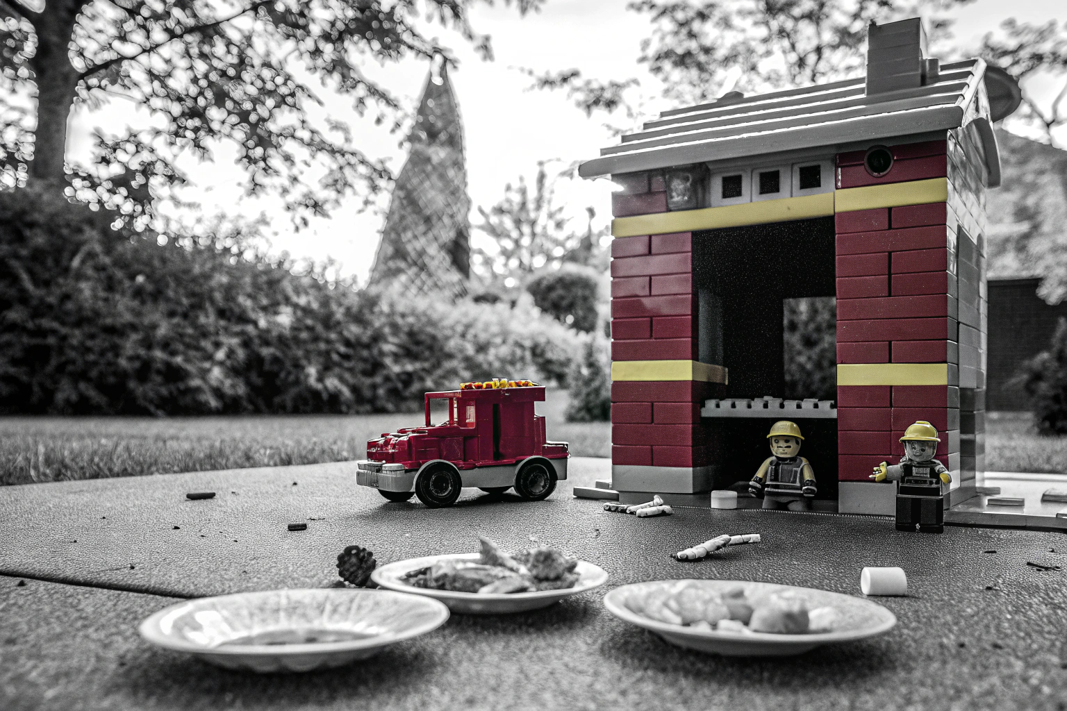 Kinder bauen das LEGO City Feuerwehr beim Grillfest Set auf und spielen mit den Figuren. Kinder bauen LEGO City Feuerwehr beim Grillfest