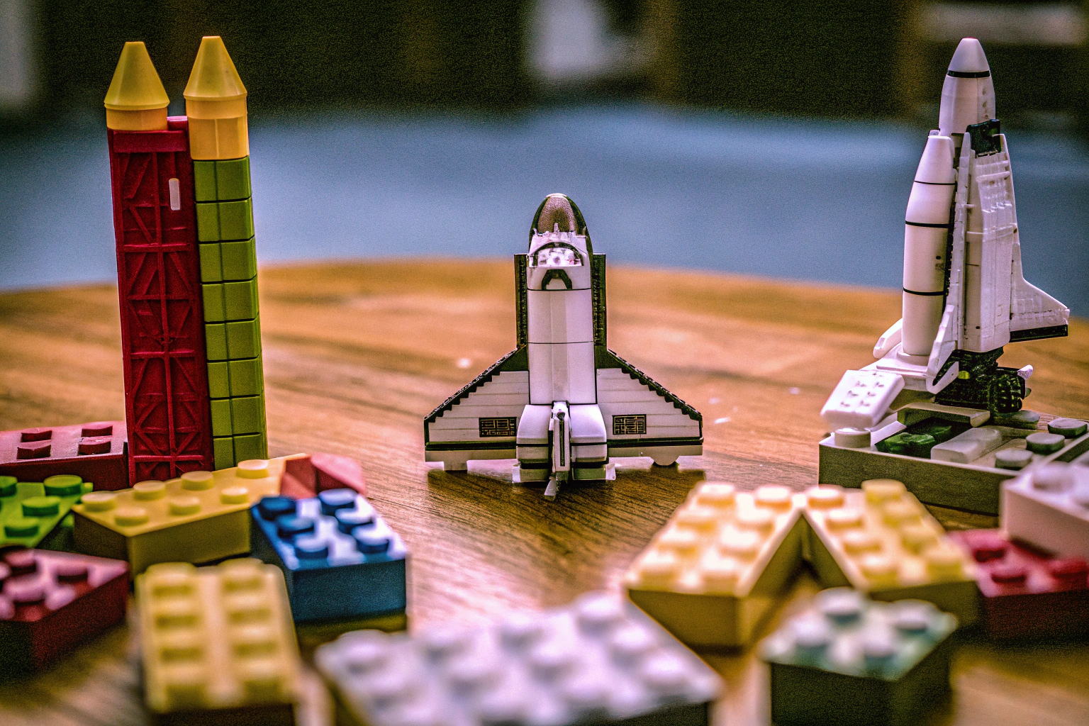 Kinder bauen das LEGO Creator 3in1 Spaceshuttle und experimentieren mit verschiedenen Formen. LEGO Creator Spaceshuttle