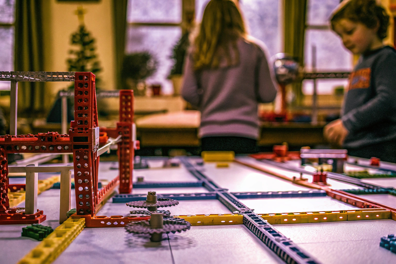 Kinder bauen gemeinsam ein LEGO Technic Modell Kinder bauen LEGO Technic
