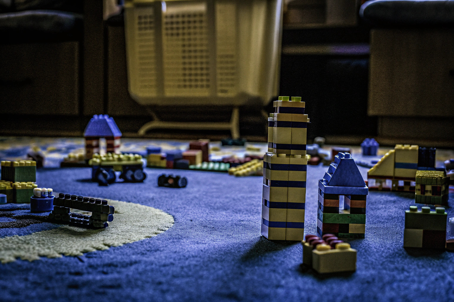 Kinder bauen mit dem LEGO Classic Kreative Häuser Set verschiedene Gebäude. Kinder bauen mit LEGO Classic