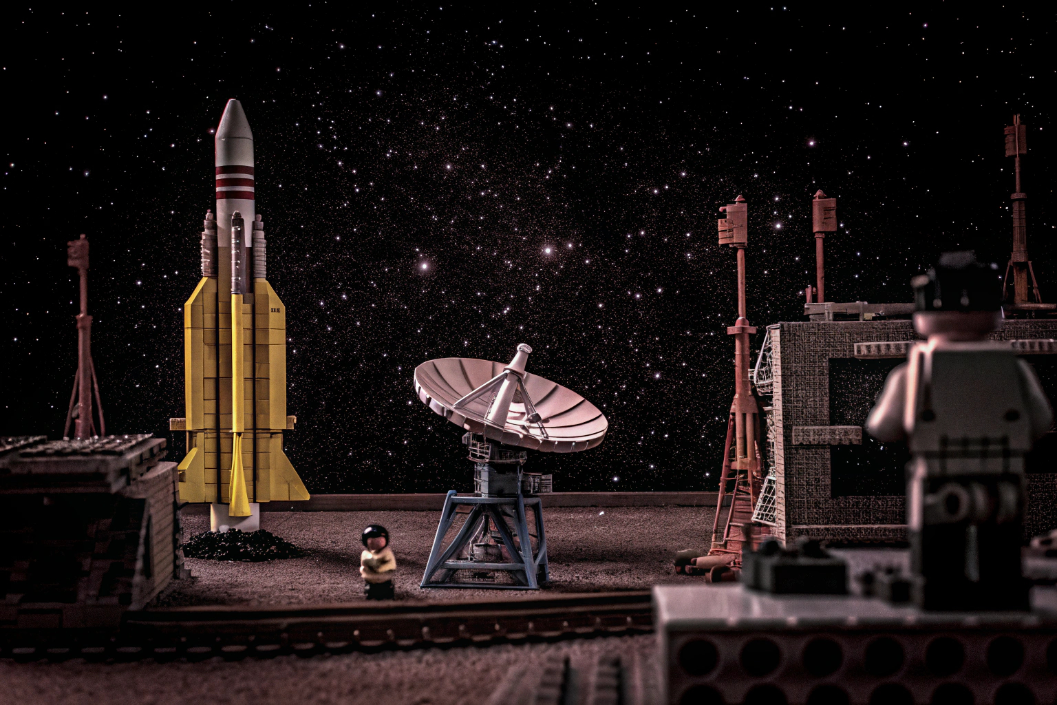 Kinder bauen mit dem LEGO Creator 3in1 Astronaut Spielzeug verschiedene Weltraummodelle. LEGO Weltraum-Spielzeug