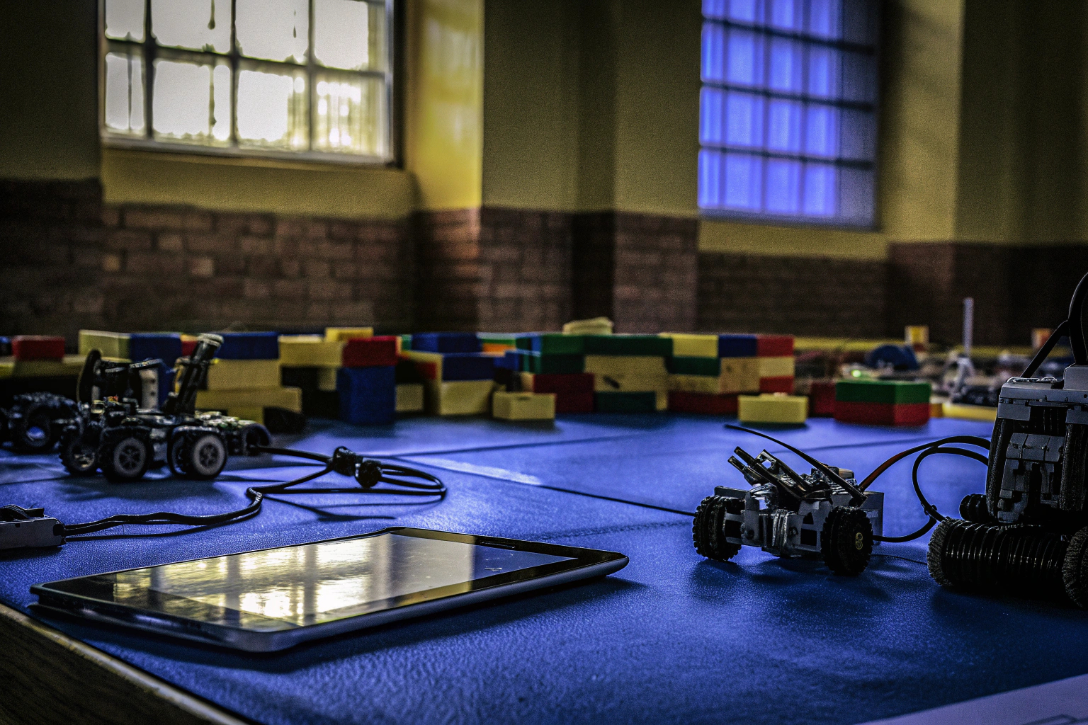 Kinder, die gemeinsam an einem LEGO Mindstorms Projekt arbeiten. Teamarbeit mit LEGO Mindstorms