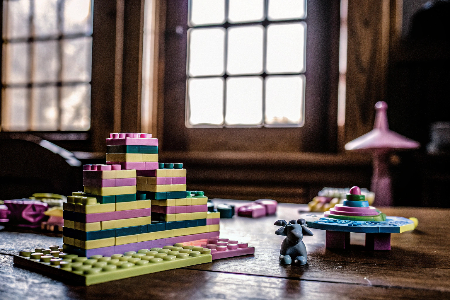 Kinder, die gemeinsam ein LEGO Classic Neon Kreativ-Bauset zusammenbauen. Kinder bauen LEGO Classic Neon Kreativ-Bauset