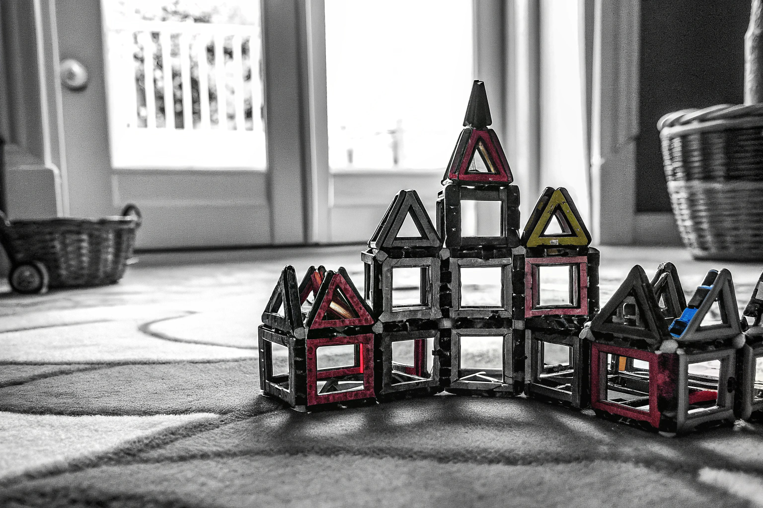 Kinder, die gemeinsam mit magnetischen Bausteinen eine Struktur bauen. Kinder bauen mit magnetischen Bausteinen