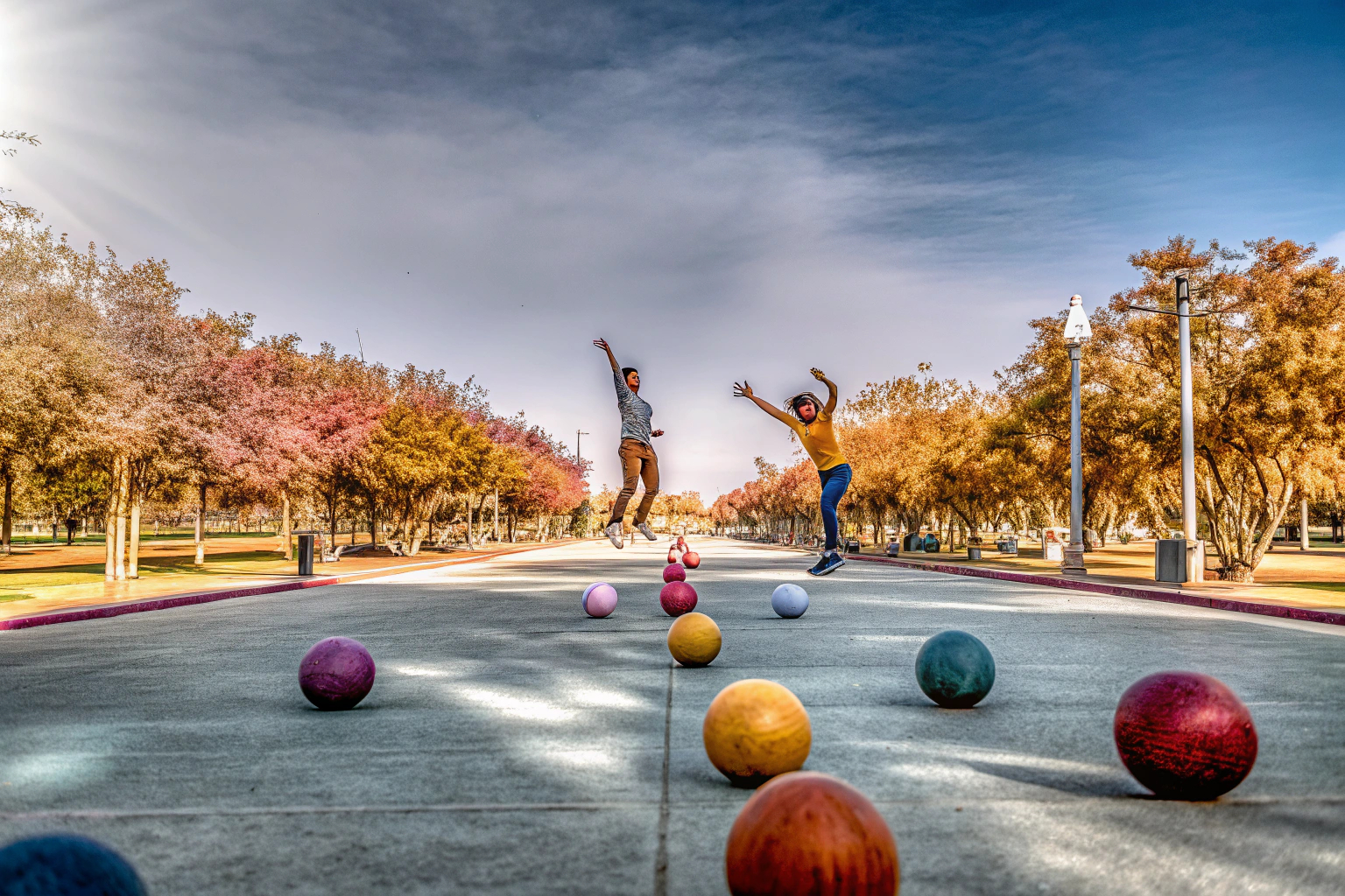 Kinder, die im Park ein Ballspiel spielen, umgeben von Bäumen und Sonnenschein. Kinder spielen Ballspiel im Park