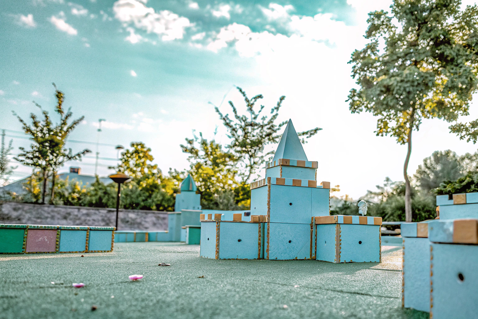 Kinder, die mit dem Tiny Land DIY Bauset eine Höhle im Garten bauen. Kinder bauen eine Höhle mit dem Tiny Land Bauset