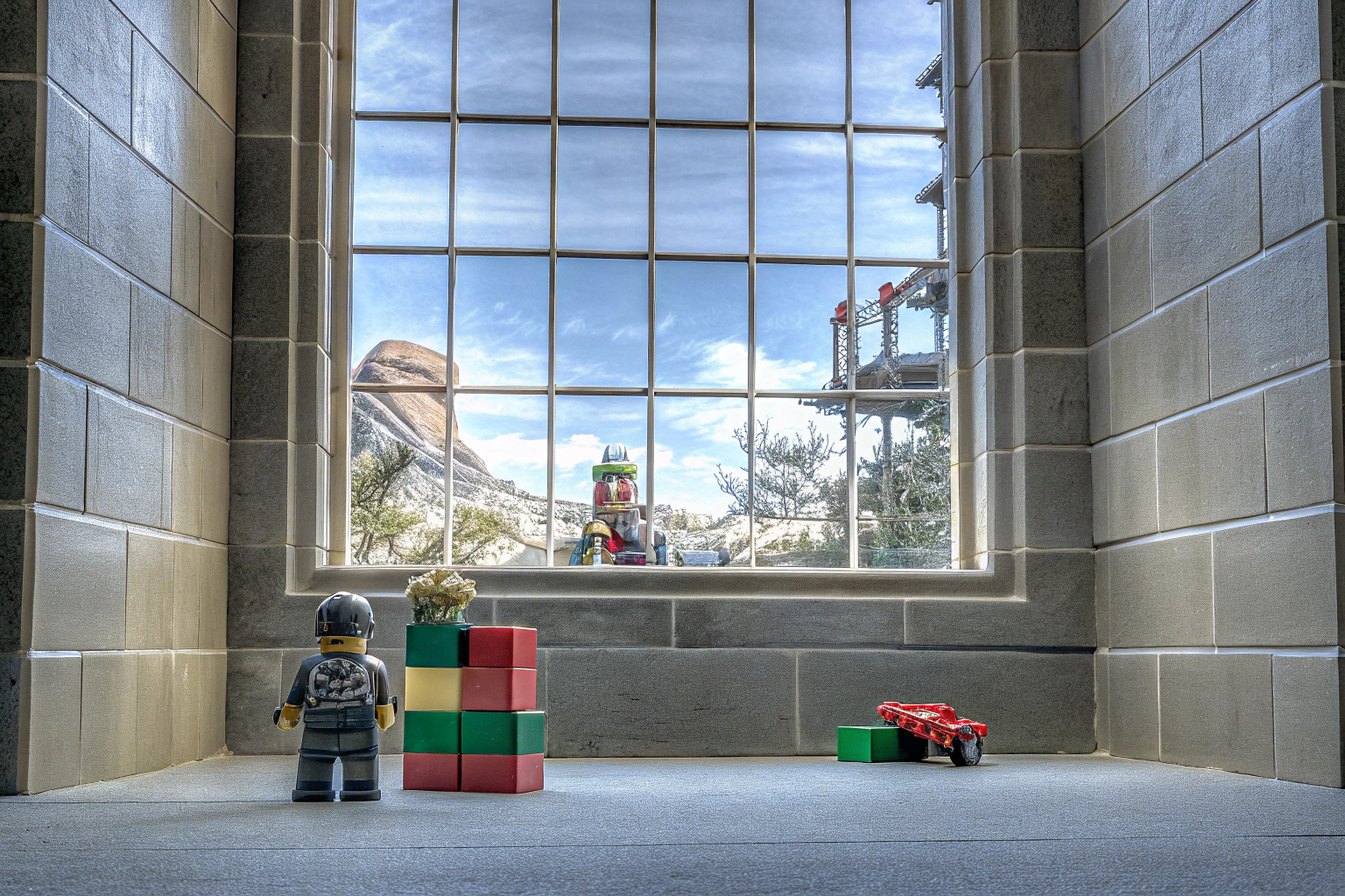 Kinder, die mit LEGO NINJAGO Figuren spielen und Abenteuer erleben. LEGO NINJAGO Spielszene