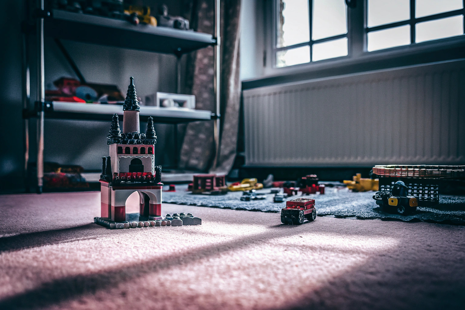 Kinder, die mit LEGO-Steinen in einer therapeutischen Umgebung spielen. LEGO Therapie