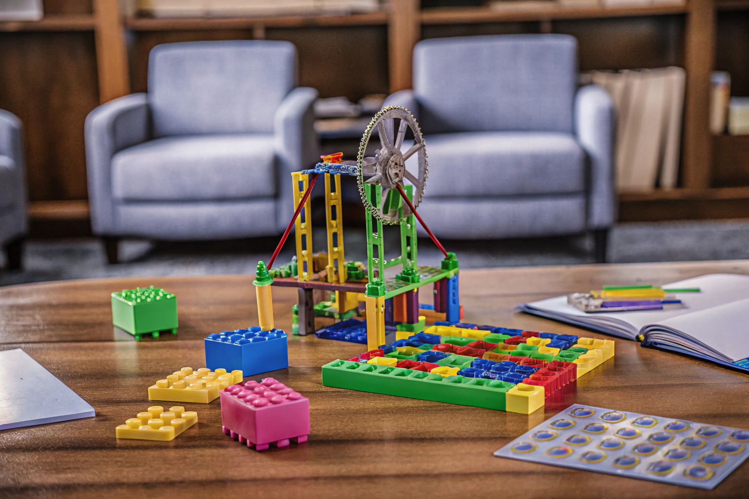 Kinder, die mit LEGO und STEM-Spielzeugen spielen und dabei lernen Kinder spielen mit LEGO und STEM-Spielzeugen