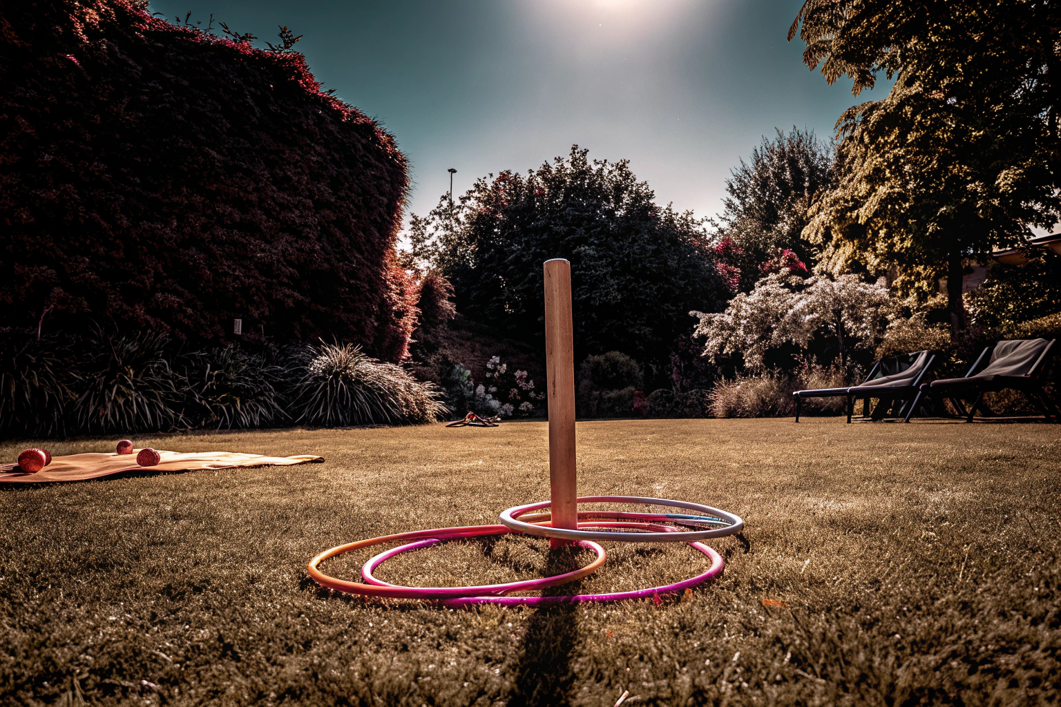 Kinder spielen ein Ringwurf-Spiel im Garten. Ringwurf-Spiel im Garten
