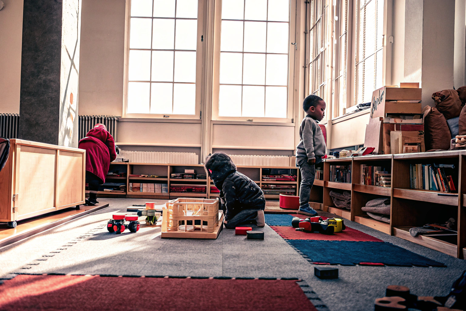 Kinder spielen mit buntem Lernspielzeug in einer Kita-Umgebung, die das spielerische Lernen unterstützt. Kinder spielen mit Lernspielzeug