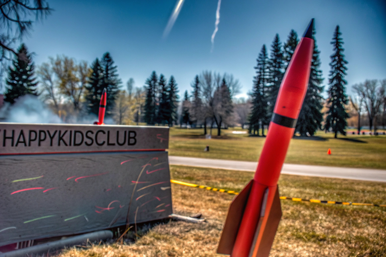 Kinder spielen mit dem HappyKidsClub Raketen Spielzeug im Park. Kinder spielen mit Raketen Spielzeug im Park